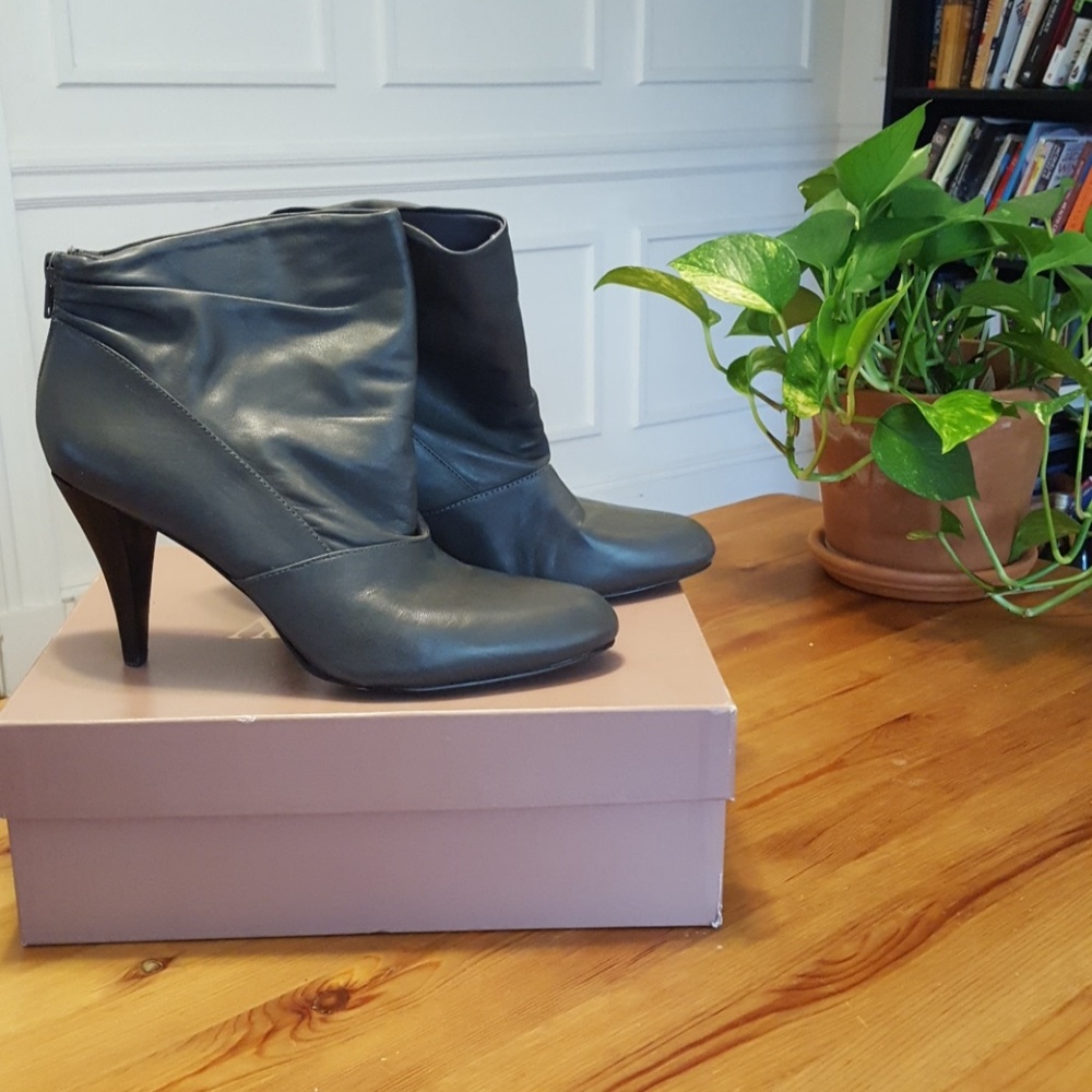 Grey leather ankle boots, size 8.5, Nine West